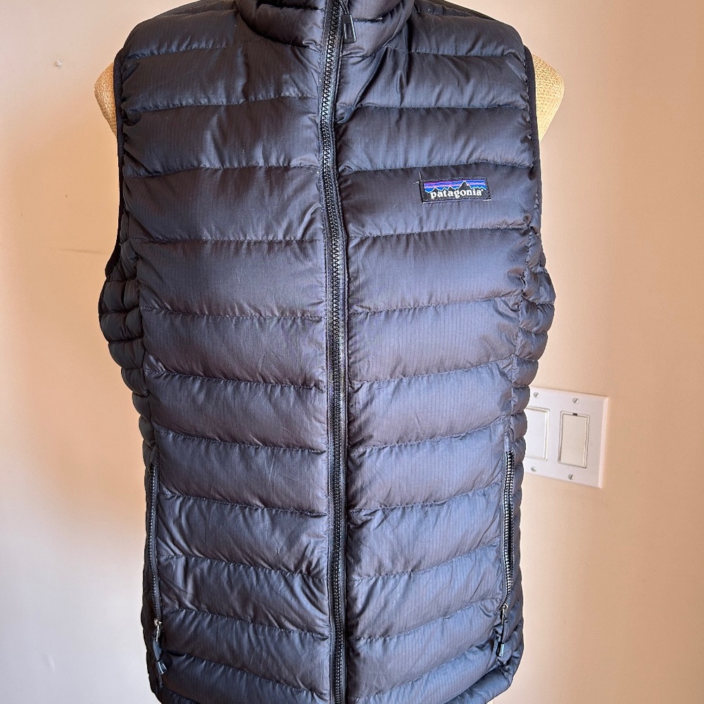 Patagonia Women’s black down puffer vest - medium